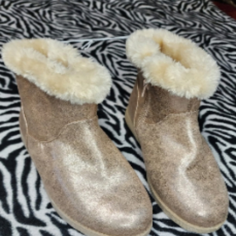 NWT "Cat & Jack" sparkly gold M faux leather boots that has warm soft fur lining